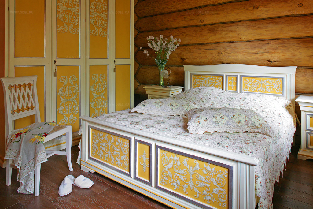 Интерьер спальной комнаты в деревянном, рубленном доме