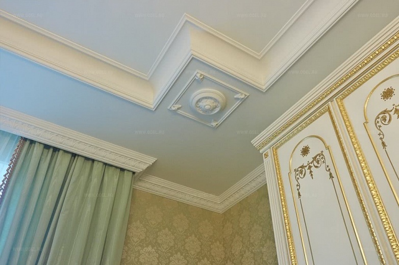Декорирование потолка гипсовой лепниной с нишами под шторы