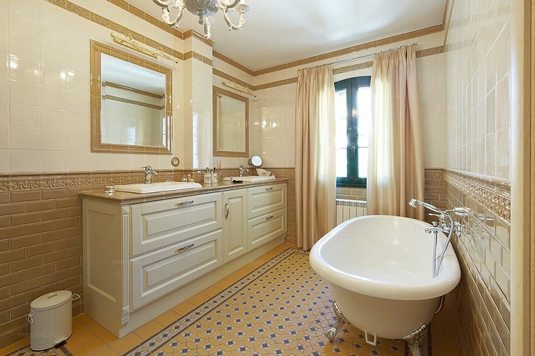 Интерьер ванной комнаты в желтых тонах
