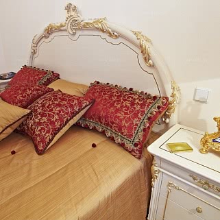Кровать с прикроватными тумбочкоми