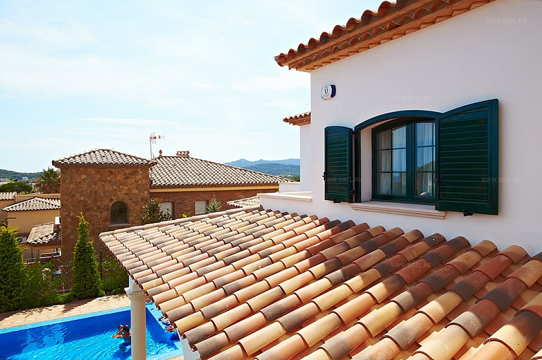 Черепичная крыша испанской виллы