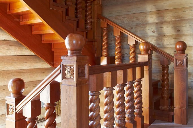 Деревянная лестница с винтовыми балясинами