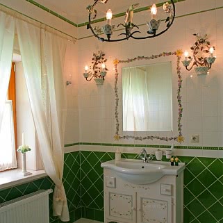 Санузел, душевая комната в зеленых тонах